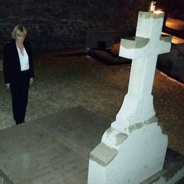 Nadine Morano sur la tombe du Général de Gaulle